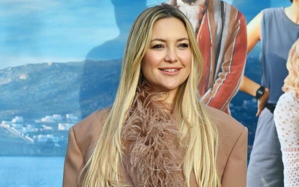 kate-hudson-in-feathery-blazer-dress