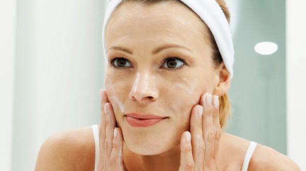 benefits-of-vaseline-on-face
