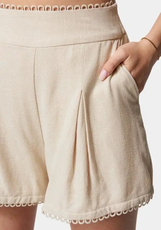 linen shorts outfit women
