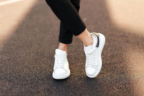 20 White Sneakers Outfits For Summer, Women