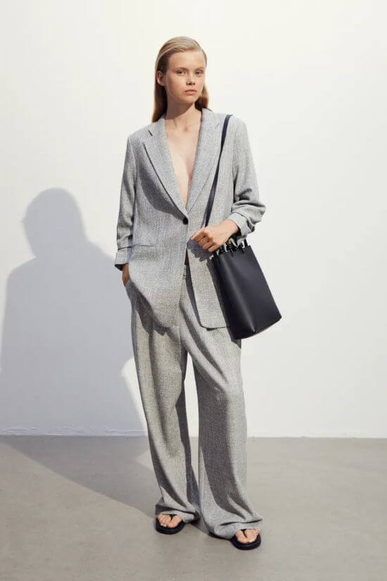 gray-blazer-outfit-women-casual
