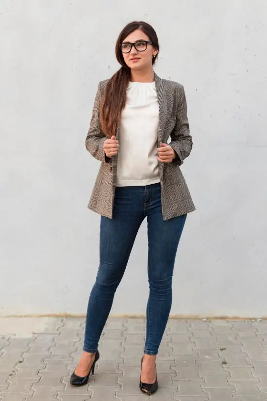 office-outfits-jeans-and-blazer