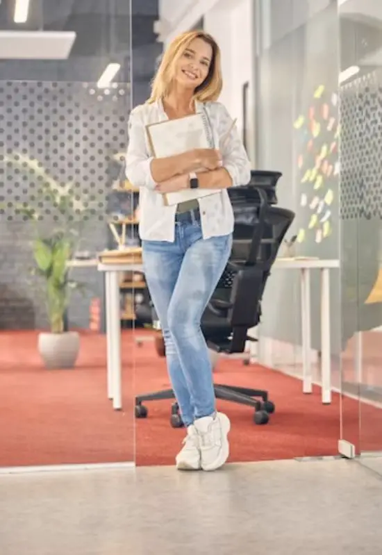 office-outfits-jeans-women-summer