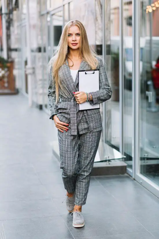 office-outfits-with-sneakers-business