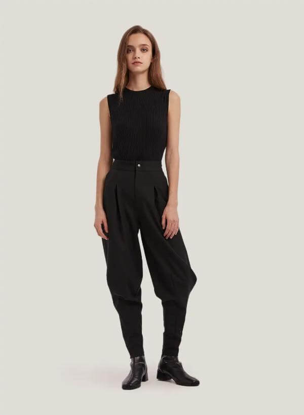 Tapered Pants Women Outfit