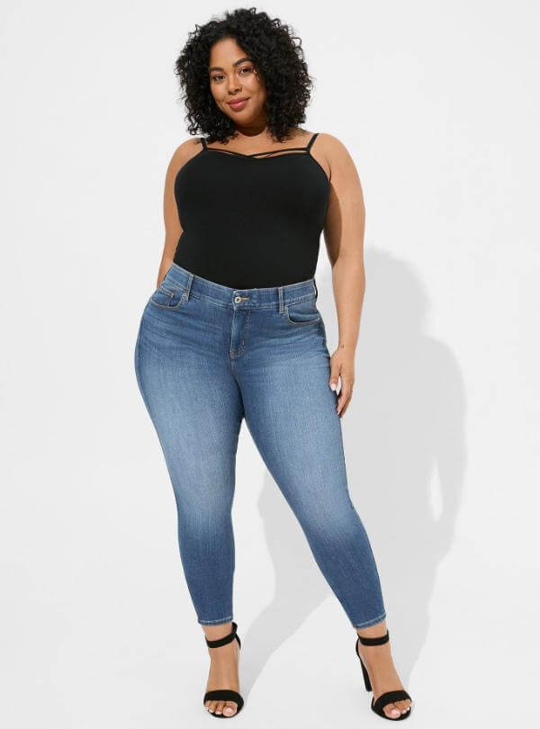 Curvy Women Jeans Date Night Outfit