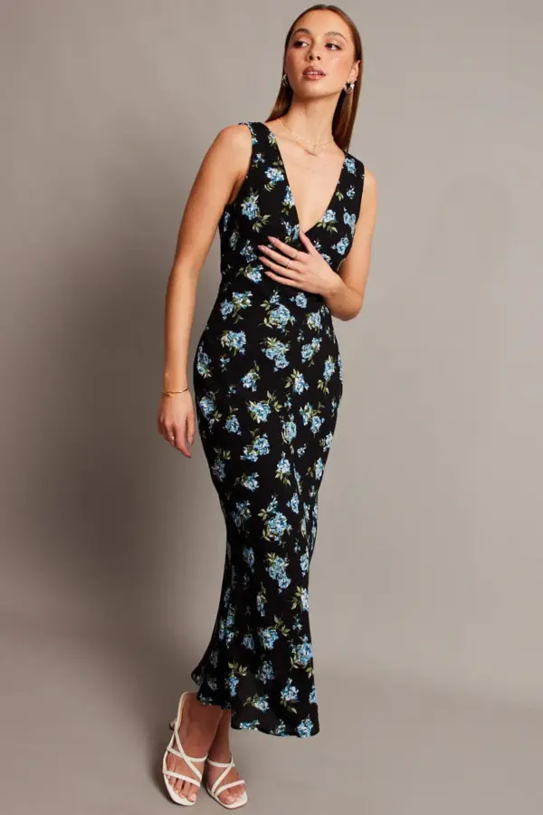 Sleeveless Dress Outfit