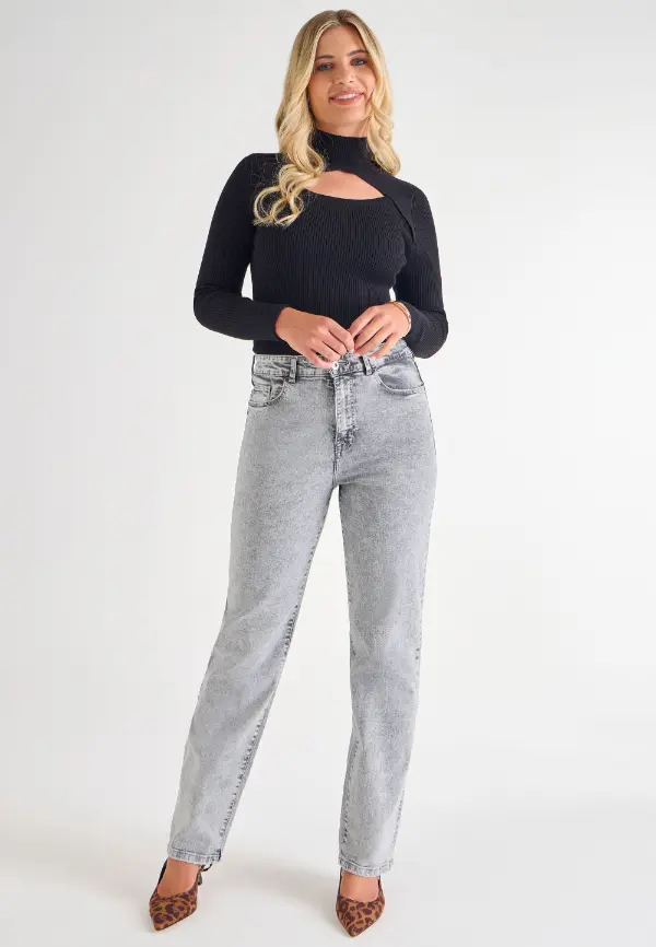 How to Style Grey Jeans