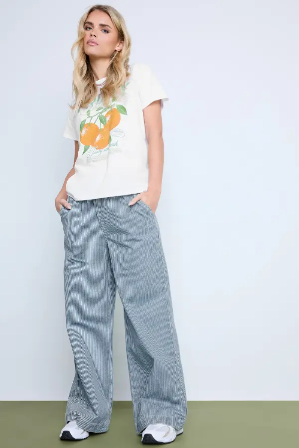 Casual Spring Outfit With Sneakers