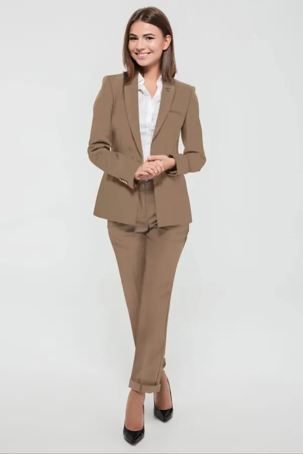 Classy Woman Suit Fashion
