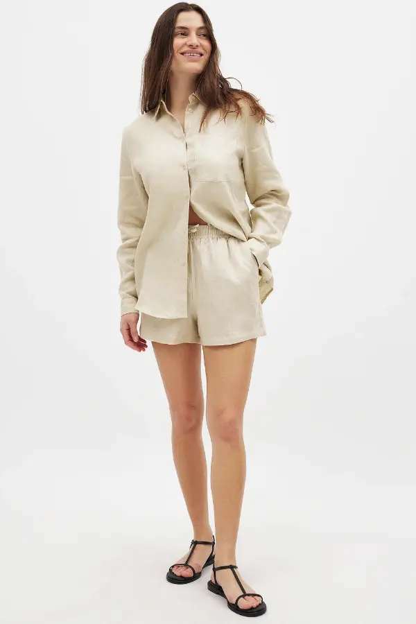 Beige Shorts Outfit Ideas