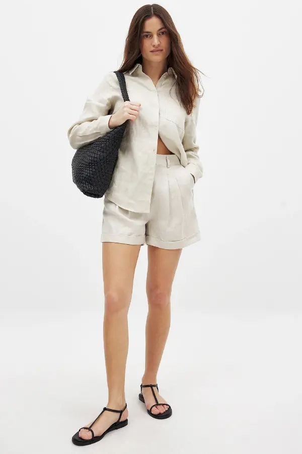 Beige Shorts Outfits Women