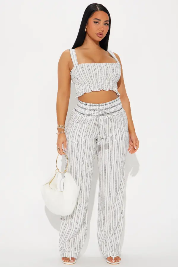 How to Dress For a Big Bust