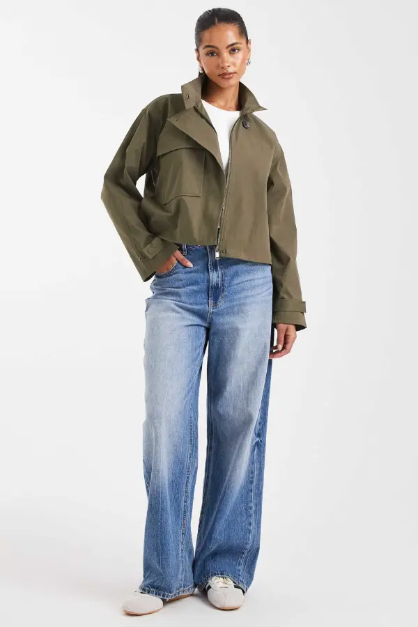 Fall Outfits With Jeans and Sneakers