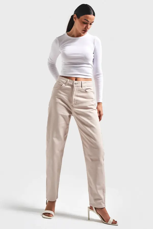 How to Style Beige Jeans