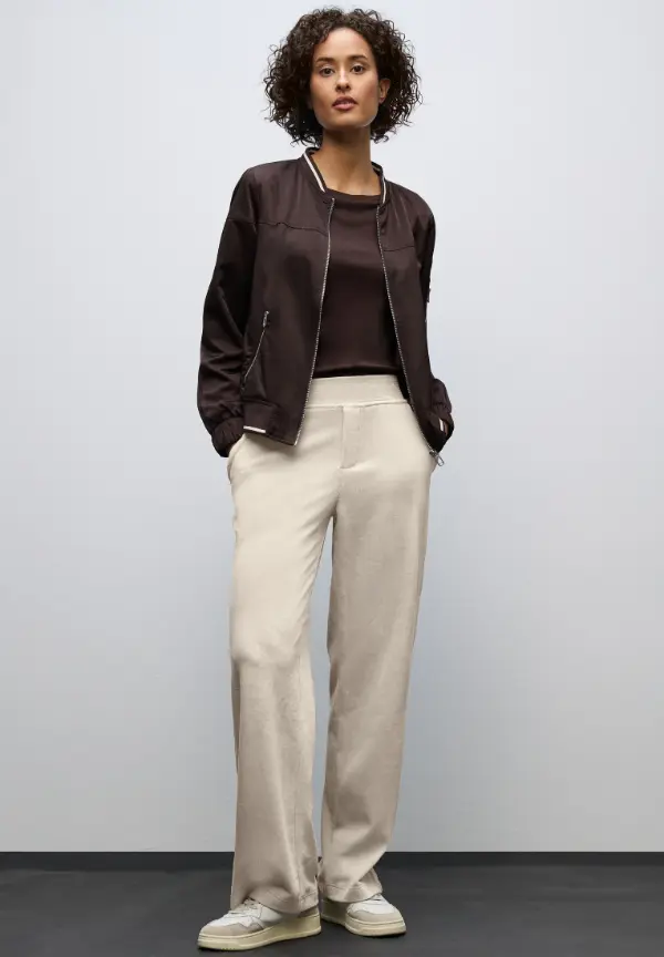 How to Wear Beige Pants