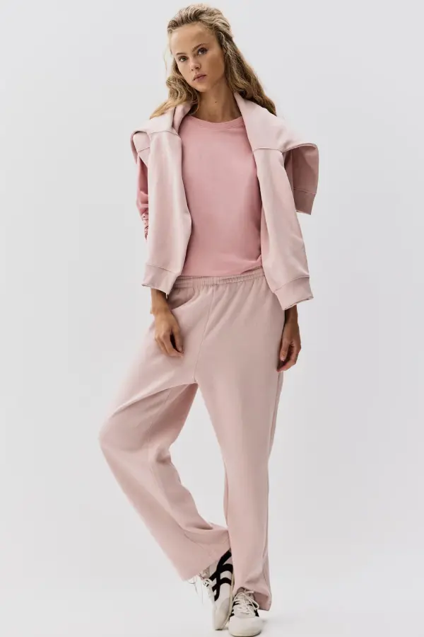 How to Wear Pink Sweatpants