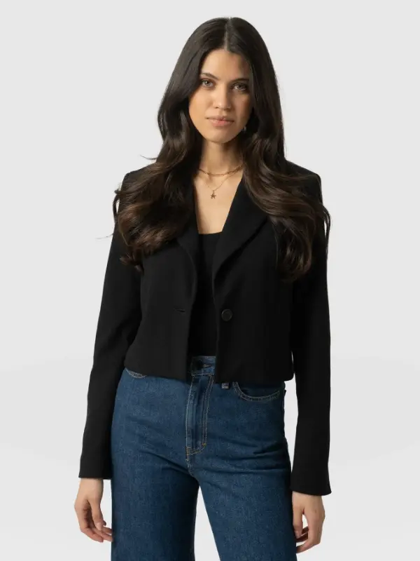 Short Black Blazer Outfit With Jeans
